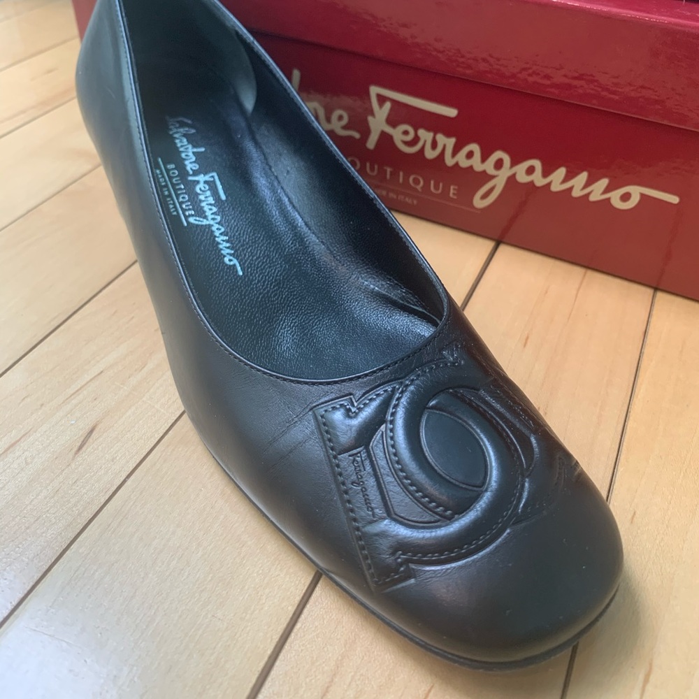 Salvatore Ferragamo Size 7 Low Black Heels